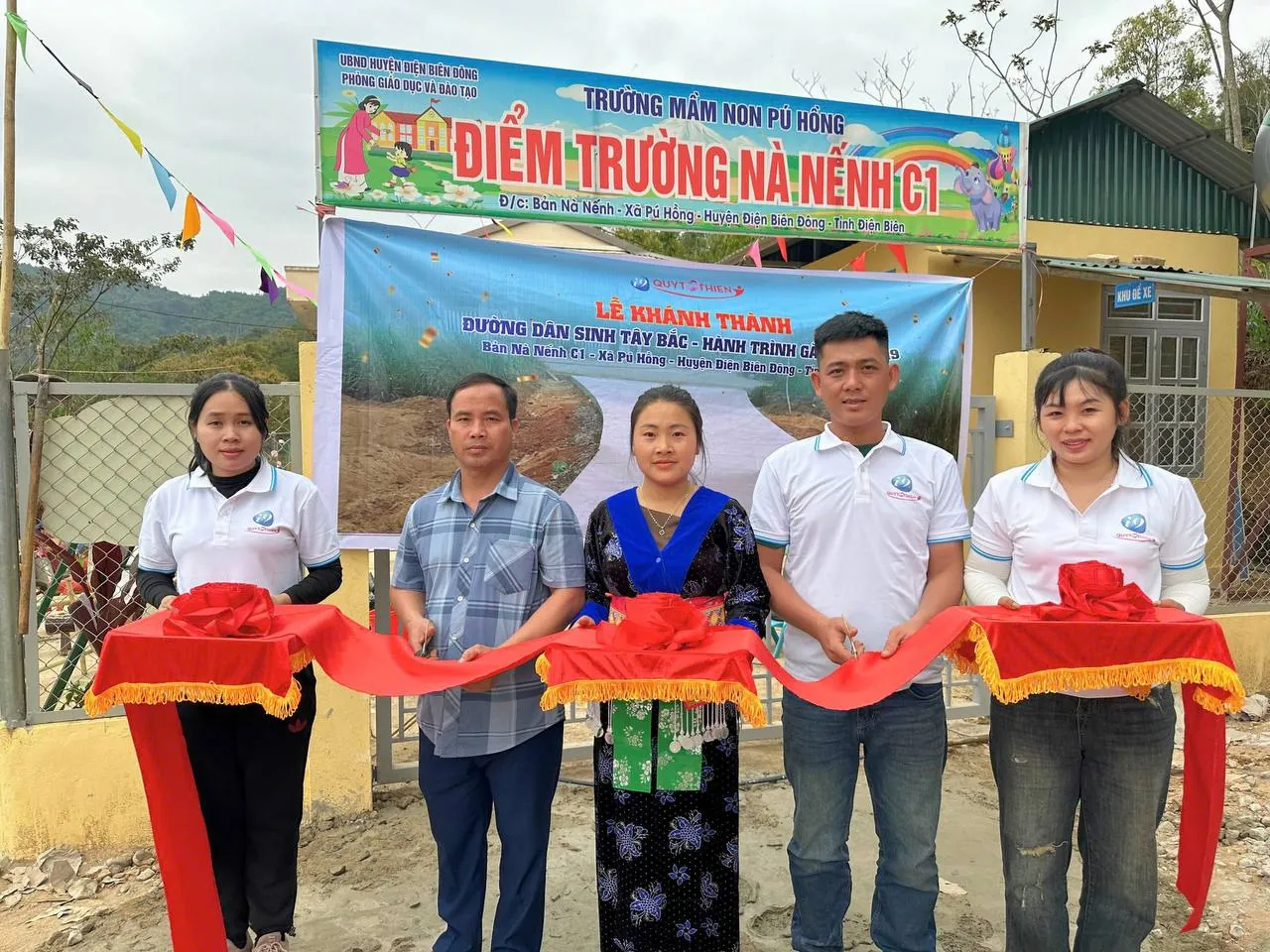 Hình ảnh minh họa một nhóm người đang hỗ trợ lẫn nhau hoặc tư vấn, tượng trưng cho sự giúp đỡ và cộng đồng.